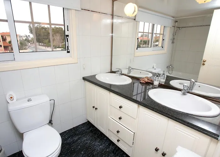 The White House 빌라 라르나카