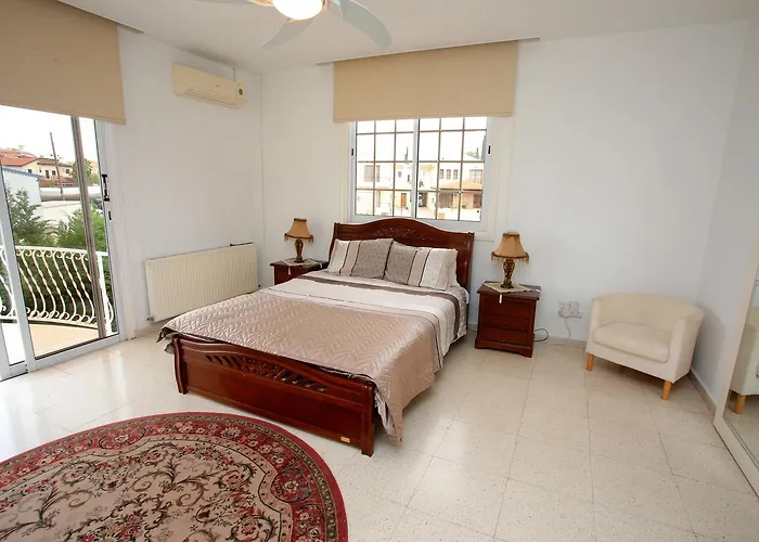 The White House * Lárnaca